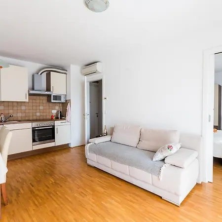 Lakeside Apartment *