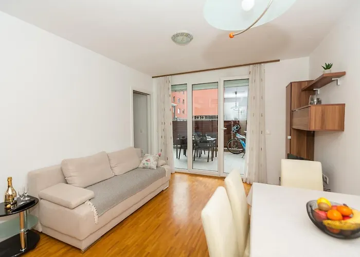 アパート Lakeside ツェルクニツァ