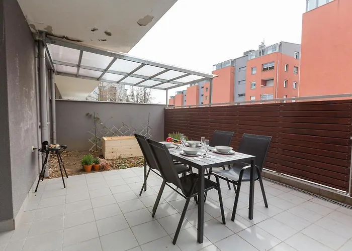 Lakeside ツェルクニツァ