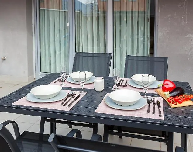 アパート Lakeside ツェルクニツァ