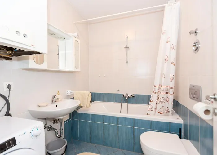 アパート Lakeside ツェルクニツァ